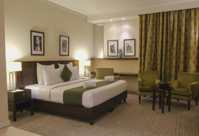 סוויטה משפחתית, The Parisian