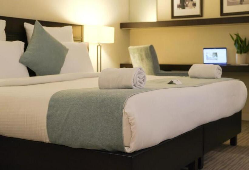 סוויטה משפחתית, The Parisian