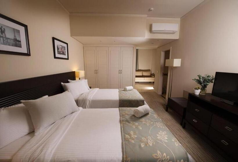 סוויטה משפחתית, The Parisian