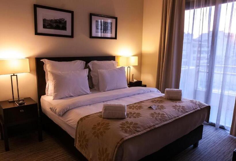 סוויטה נוף לים, The Parisian