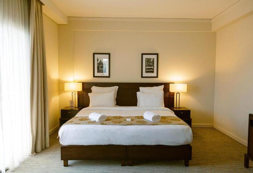 סוויטה נוף לים, The Parisian