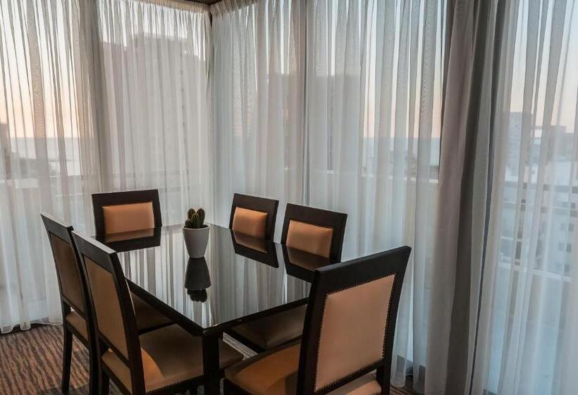 סוויטה נוף לים, The Parisian