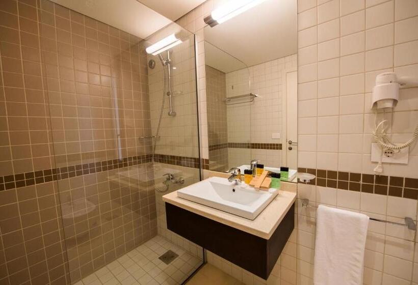 סוויטה דלוקס, The Parisian