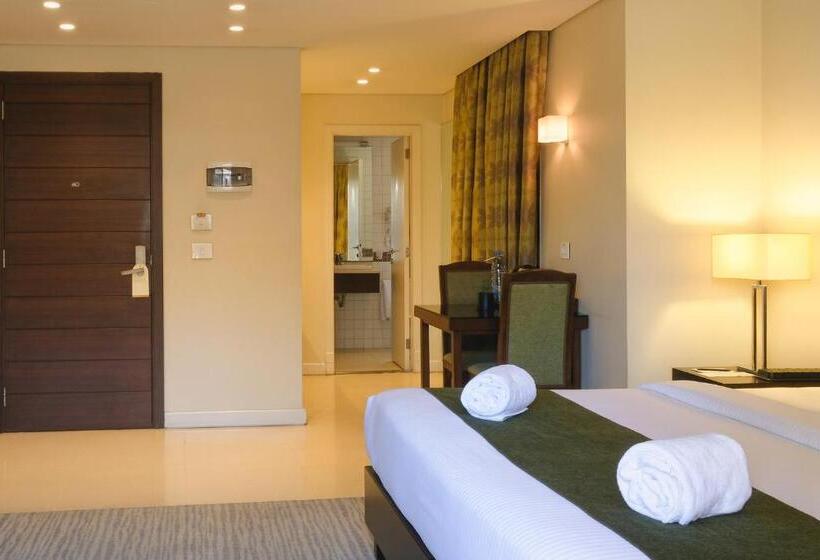 סוויטת ג'וניור, The Parisian