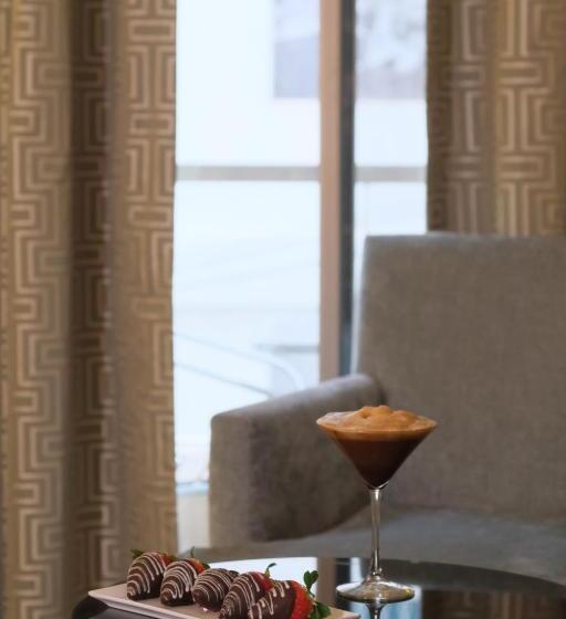 חדר דלוקס, The Parisian