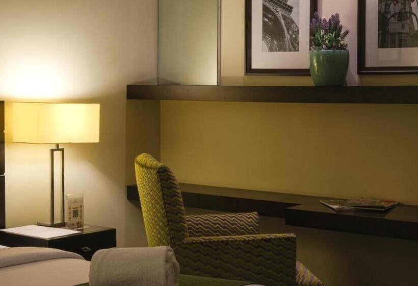 חדר דלוקס, The Parisian