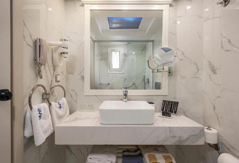 サイドオーシャンビュースタンダードルーム, Vantaris Palace