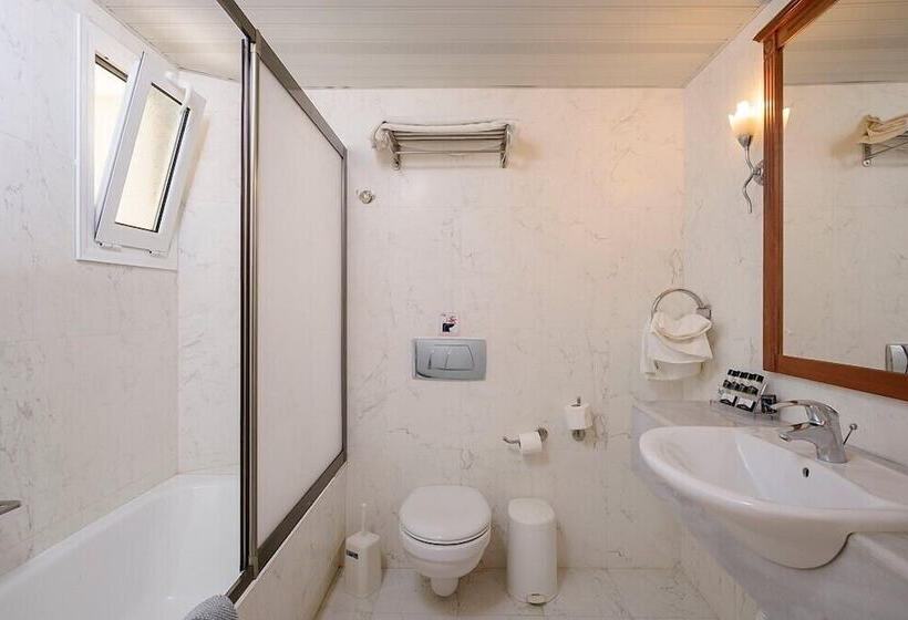 サイドオーシャンビュースタンダードルーム, Vantaris Palace