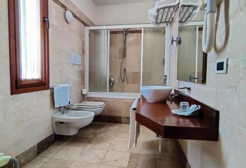 غرفة سوبيريور ثلاثية, Duca D Aosta