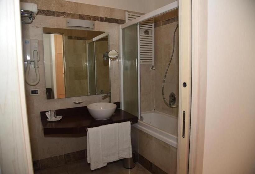 غرفة سوبيريور ثلاثية, Duca D Aosta