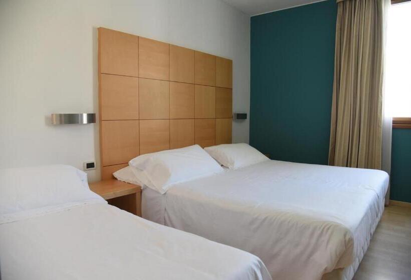 غرفة سوبيريور ثلاثية, Duca D Aosta