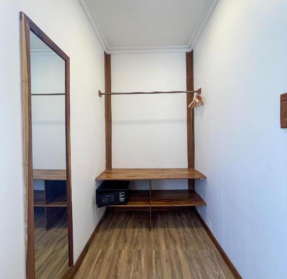 اتاق چهار تخته با دستشویی مشترک, Mem Luxury Apartments And