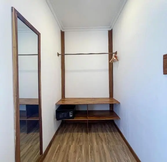 バスルーム共同エコノミー4人部屋, Mem Luxury Apartments And
