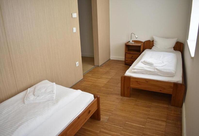 חדר משפחתי, Zsolnay Negyed Vendégháza