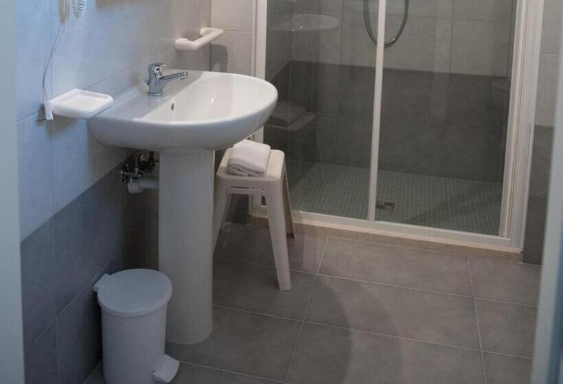 חדר אקונומי יחיד, Anny