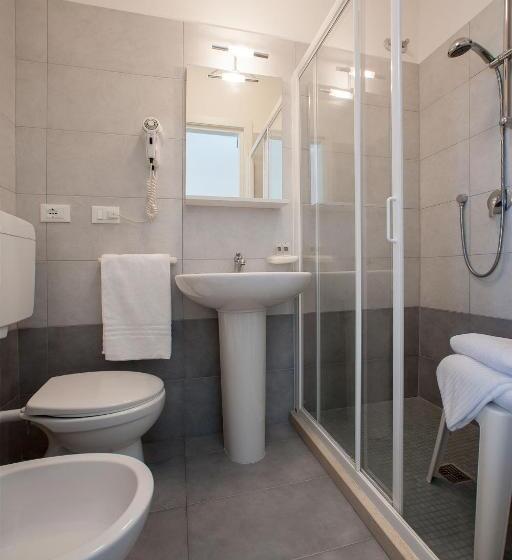 חדר סטנדרט לארבעה, Anny