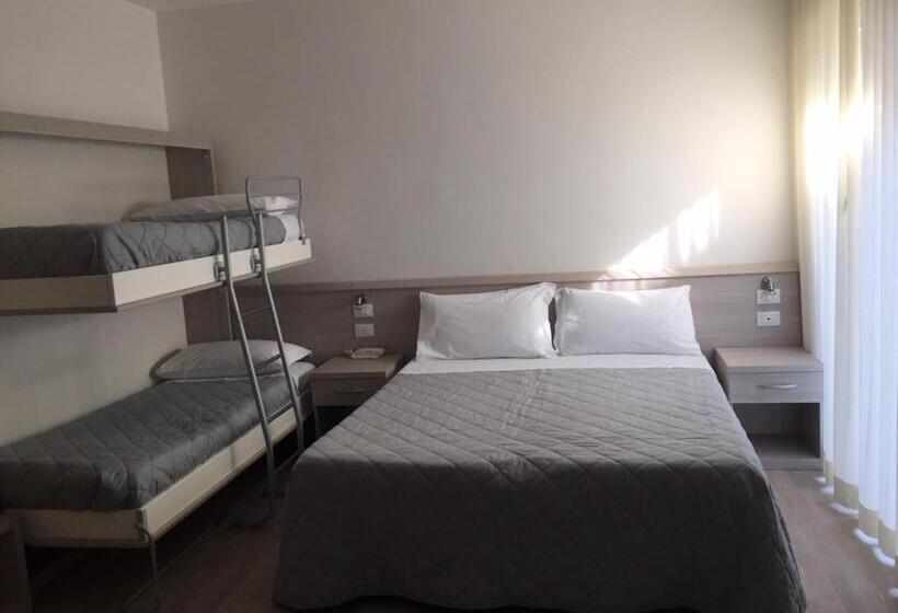 חדר לארבעה סטנדרטי עם מרפסת, Anny