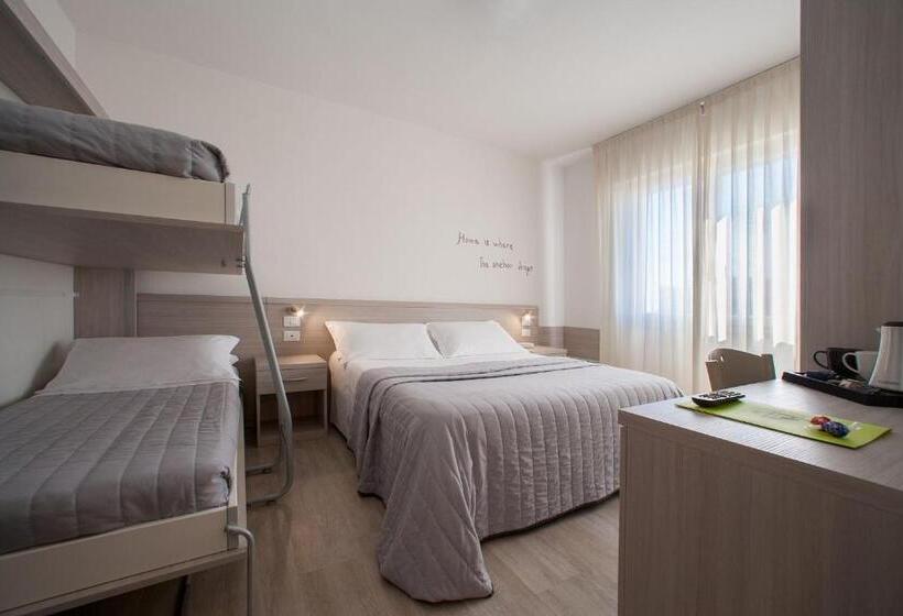 חדר לארבעה סטנדרטי עם מרפסת, Anny