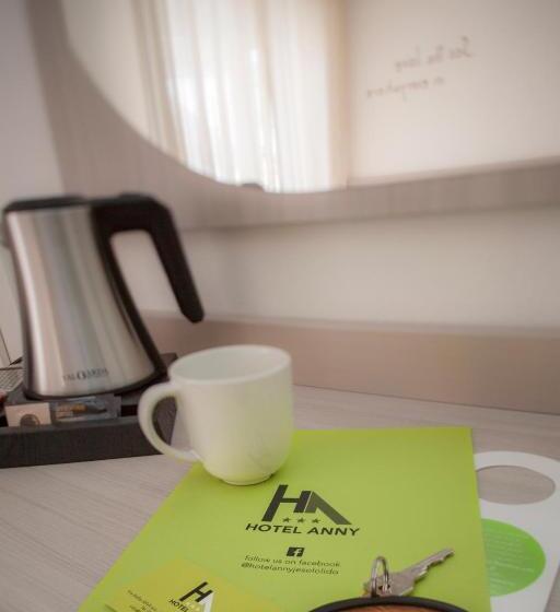 חדר אקונומי לשלושה, Anny