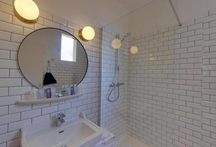 غرفة قياسية ثلاثية, Hôtel L Orque Bleue