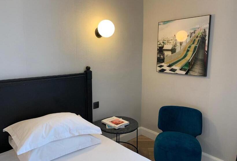 Номер Стандарт Трехместный, Hôtel L Orque Bleue