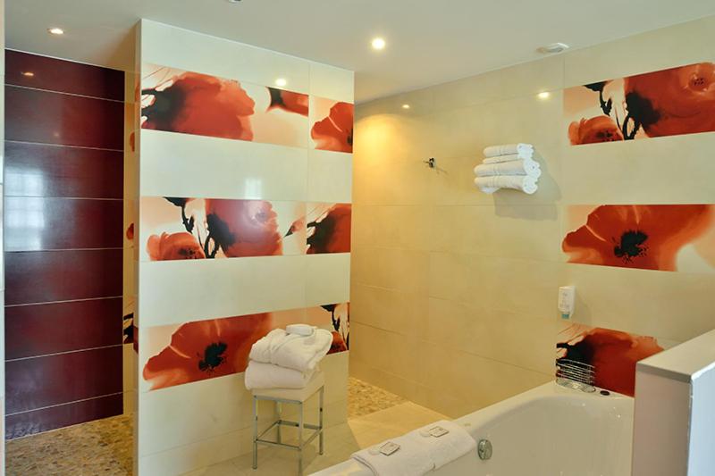 スイート, Hôtel Restaurant Les Coquelicots, The Originals Relais