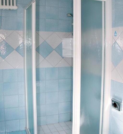 חדר קלאסי לשלושה, Jolie