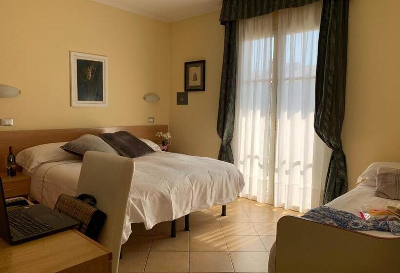 غرفة قياسية رباعية مزودة بشُرفة, La Bitta