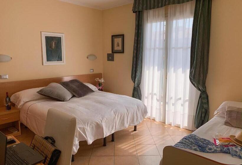 غرفة قياسية رباعية مزودة بشُرفة, La Bitta