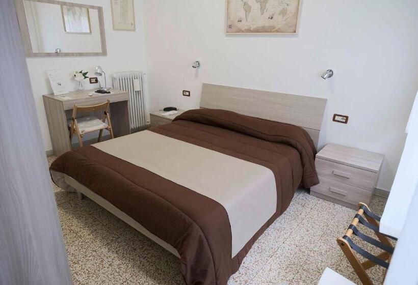 اتاق اکونومی, La Torre