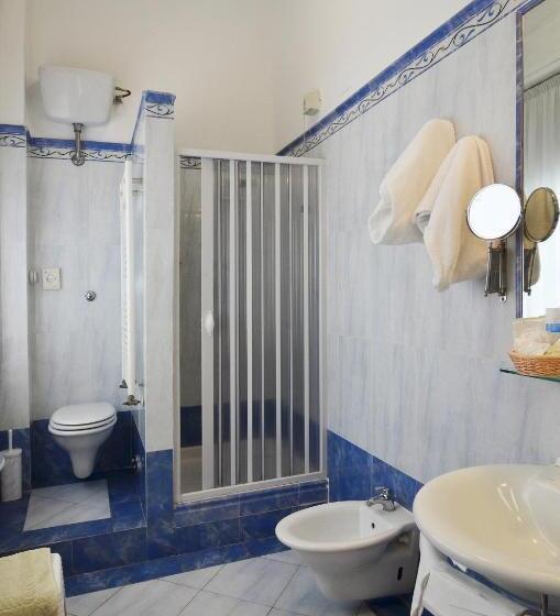 اتاق اکونومی, La Torre