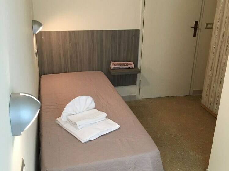 스탠다드 싱글 룸, Rebola