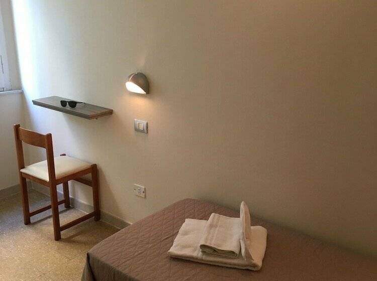 스탠다드 싱글 룸, Rebola