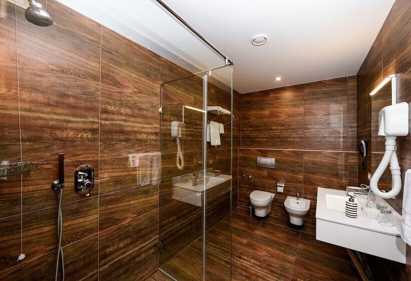 디럭스 룸, Sky Hotel Tirana