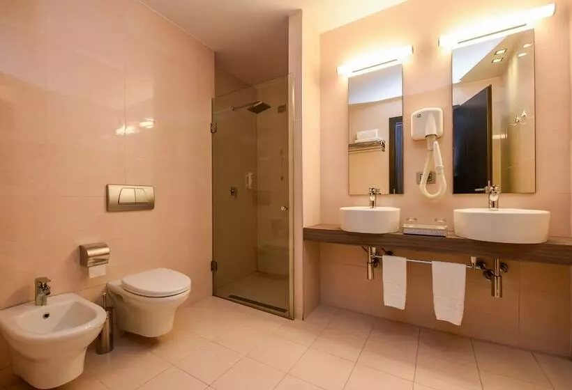 سوییت, Sky Hotel Tirana