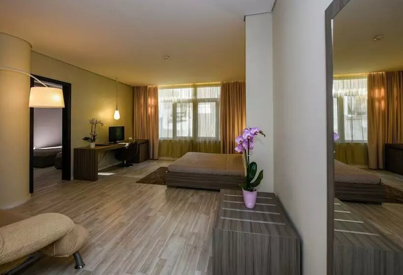 سوییت, Sky Hotel Tirana