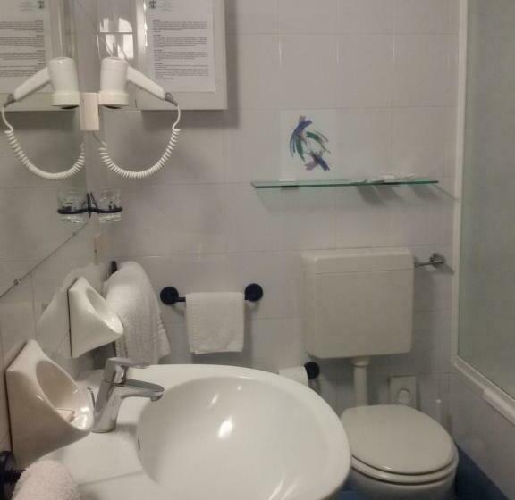 חדר סטנדרט לשלושה, Sporting Baia