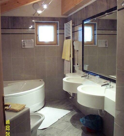 جناح جونيور, Stella Montis