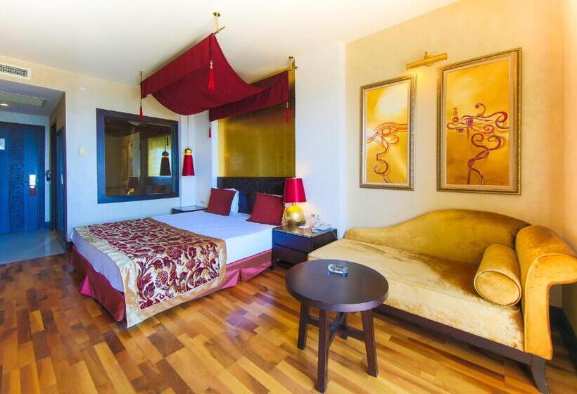 Quarto Triplo Estandar com Sacada, Horus Paradise Resort - All Inclusive