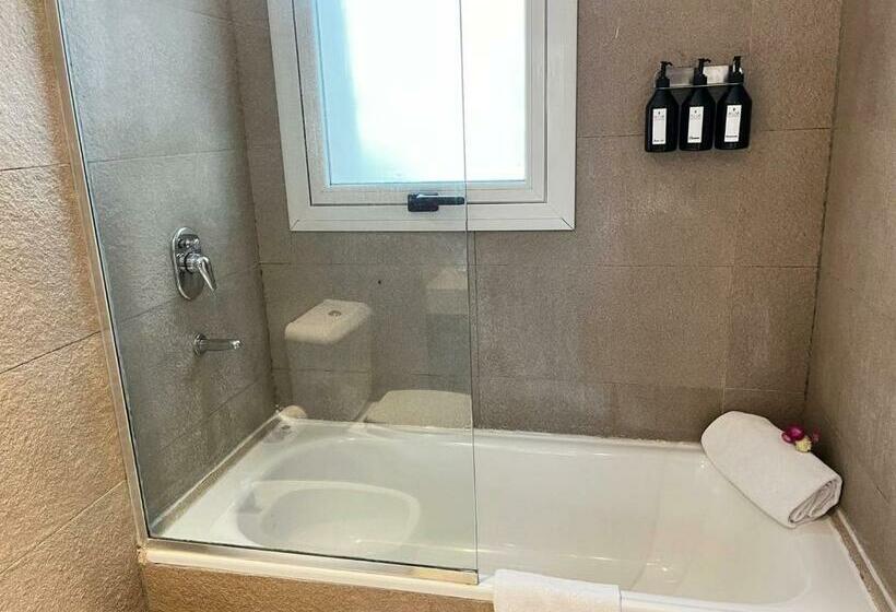 جناح مزوَّد بشرفة, Awwa Suites & Spa