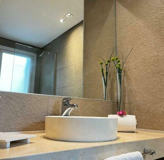 جناح مزوَّد بشرفة, Awwa Suites & Spa