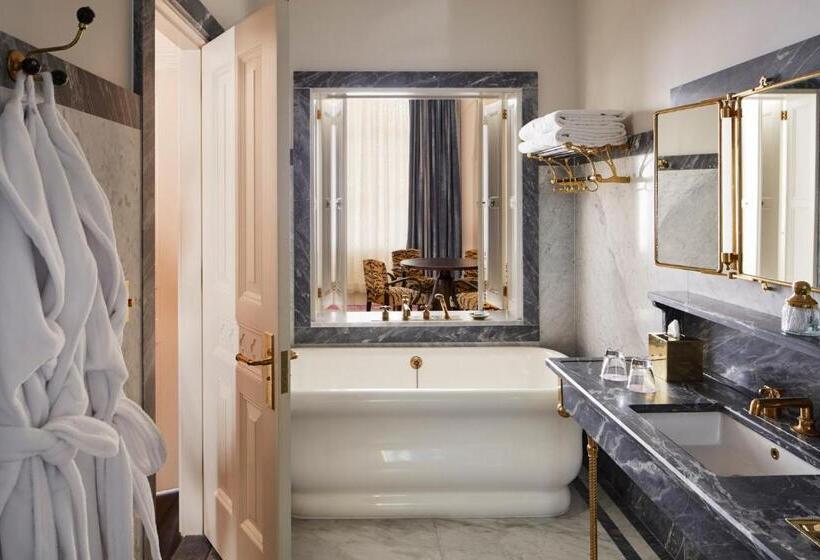اتاق لوکس, The Hotel Chelsea