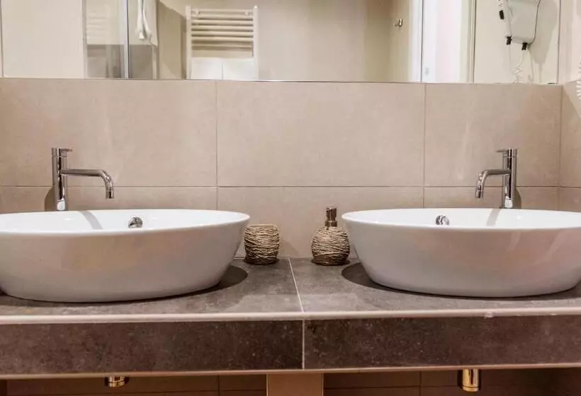 اتاق سوپریور با تخت بزرگ, N4u Guest House Florence