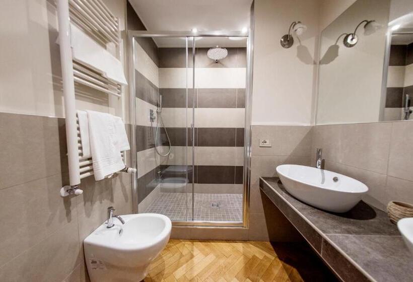 اتاق سوپریور با تخت بزرگ, N4u Guest House Florence