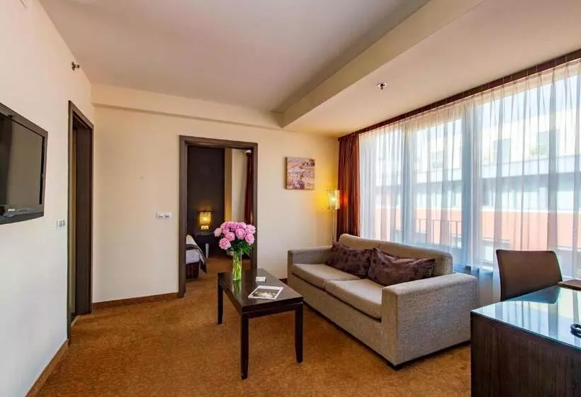 استودیوی استاندارد, Regnum Residence