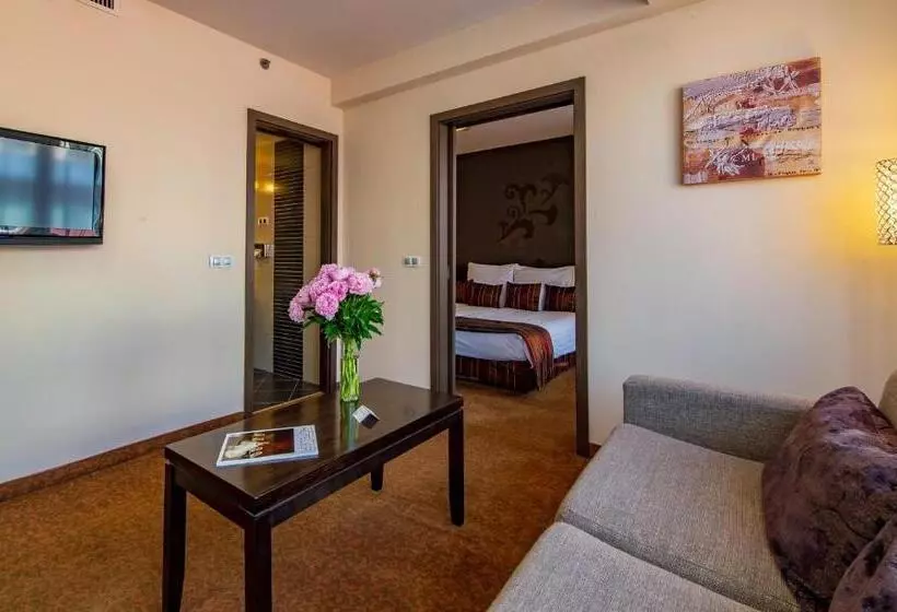 استودیوی استاندارد, Regnum Residence