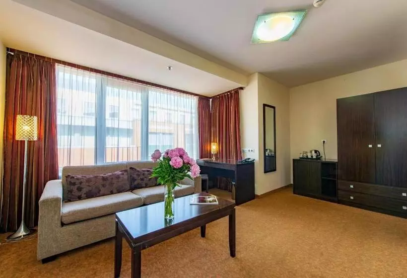 استودیوی استاندارد, Regnum Residence