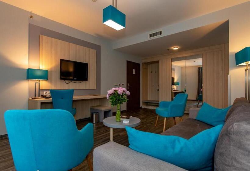 استودیوی سوپریور, Regnum Residence