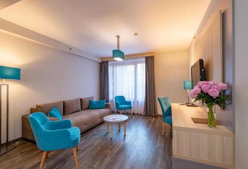 استودیوی سوپریور, Regnum Residence