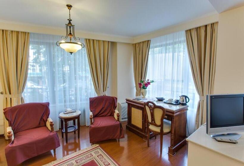 سوییت جونیور, Vila Paris Boutique